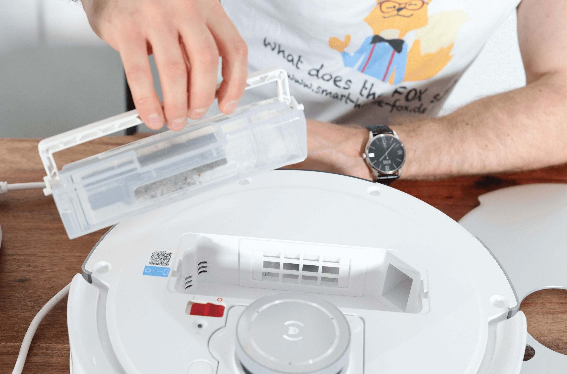 Der mobile Staubbehälter des ECOVACS DEEBOT T20 OMNI wird entnommen.